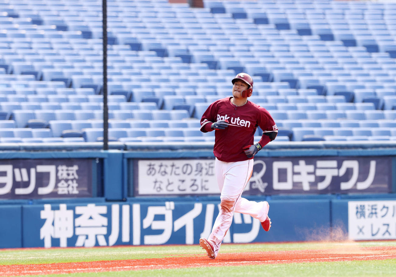 DeNA対楽天　4回裏楽天1死、勝ち越しソロ本塁打を放ちダイヤモンド1周する浅村（撮影・江口和貴）