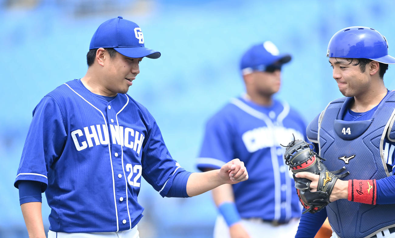 ヤクルト対中日　2回裏を無失点に抑え、郡司（右）とタッチを交わす中日大野雄（撮影・鈴木みどり）