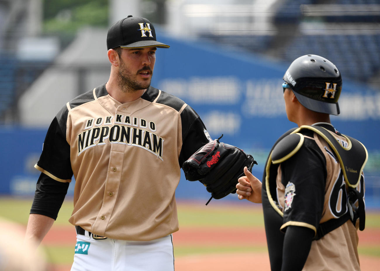 ロッテ対日本ハム　1回裏を無失点に抑えベンチへ引き揚げるバーヘイゲン（撮影・横山健太）