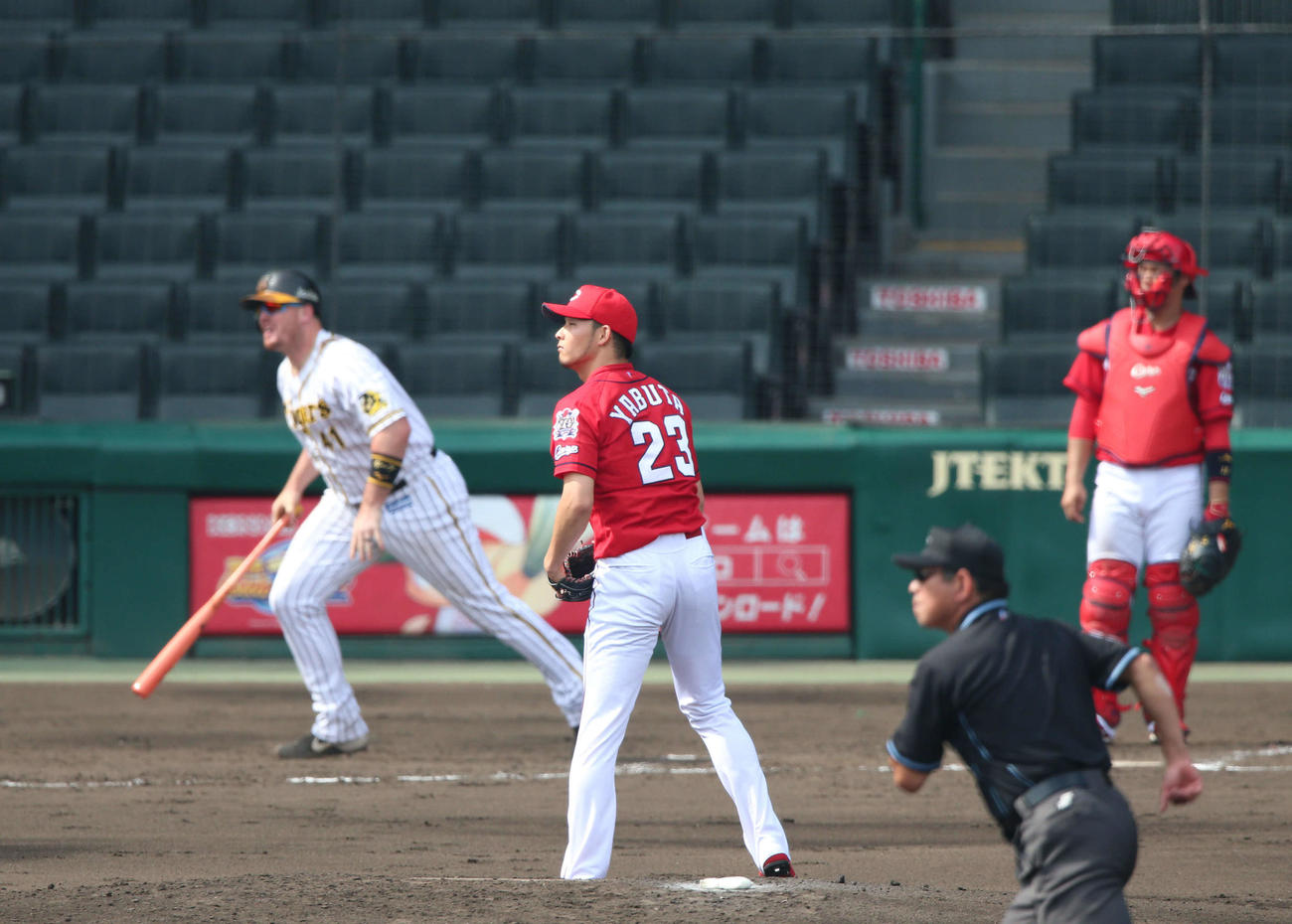練習試合阪神対広島　3回裏阪神無死一塁、薮田（手前）はボーアに右越え2点本塁打を浴びる（撮影・上山淳一）
