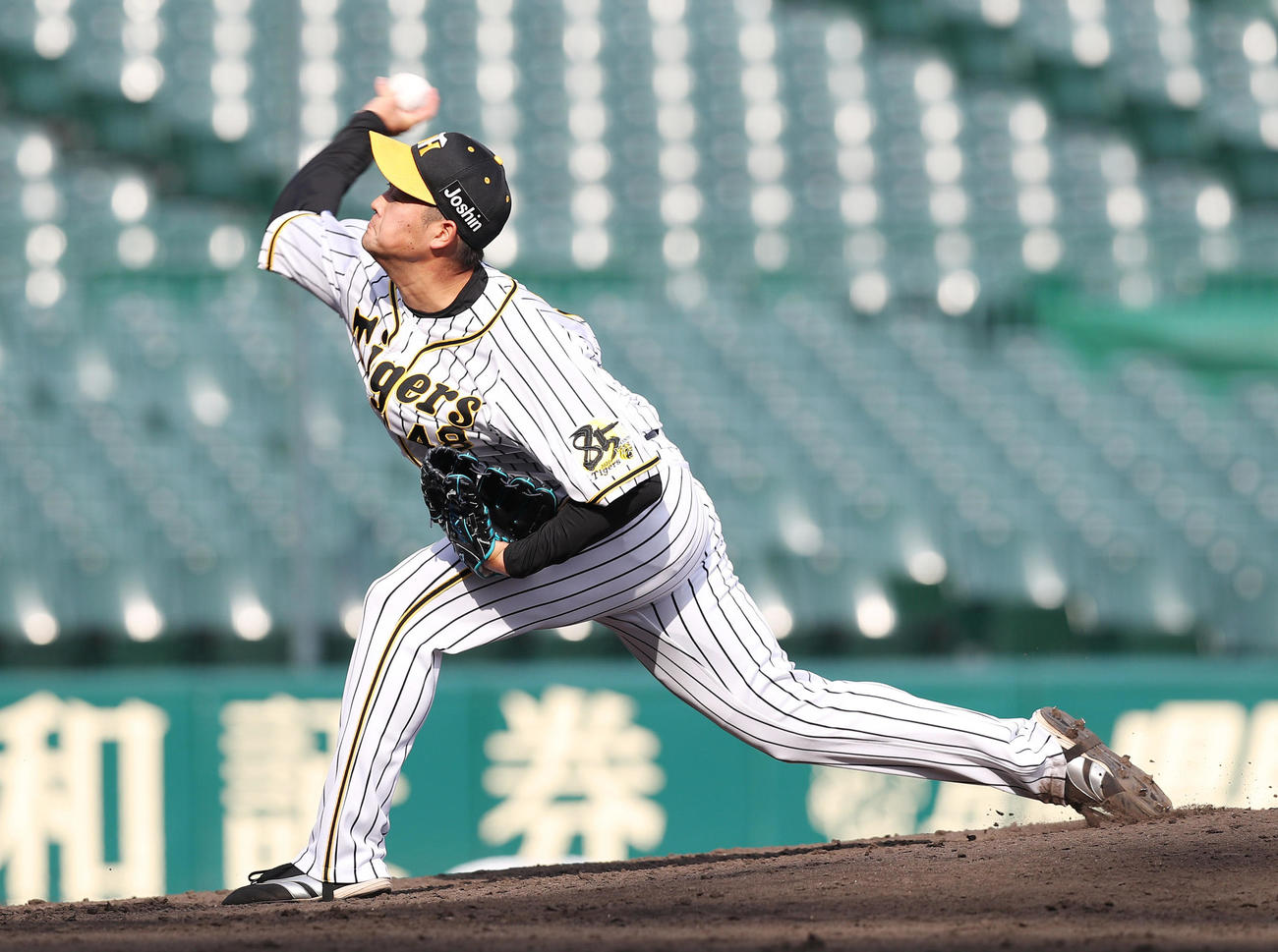 阪神対広島　阪神5番手で登板する斎藤（撮影・前田充）