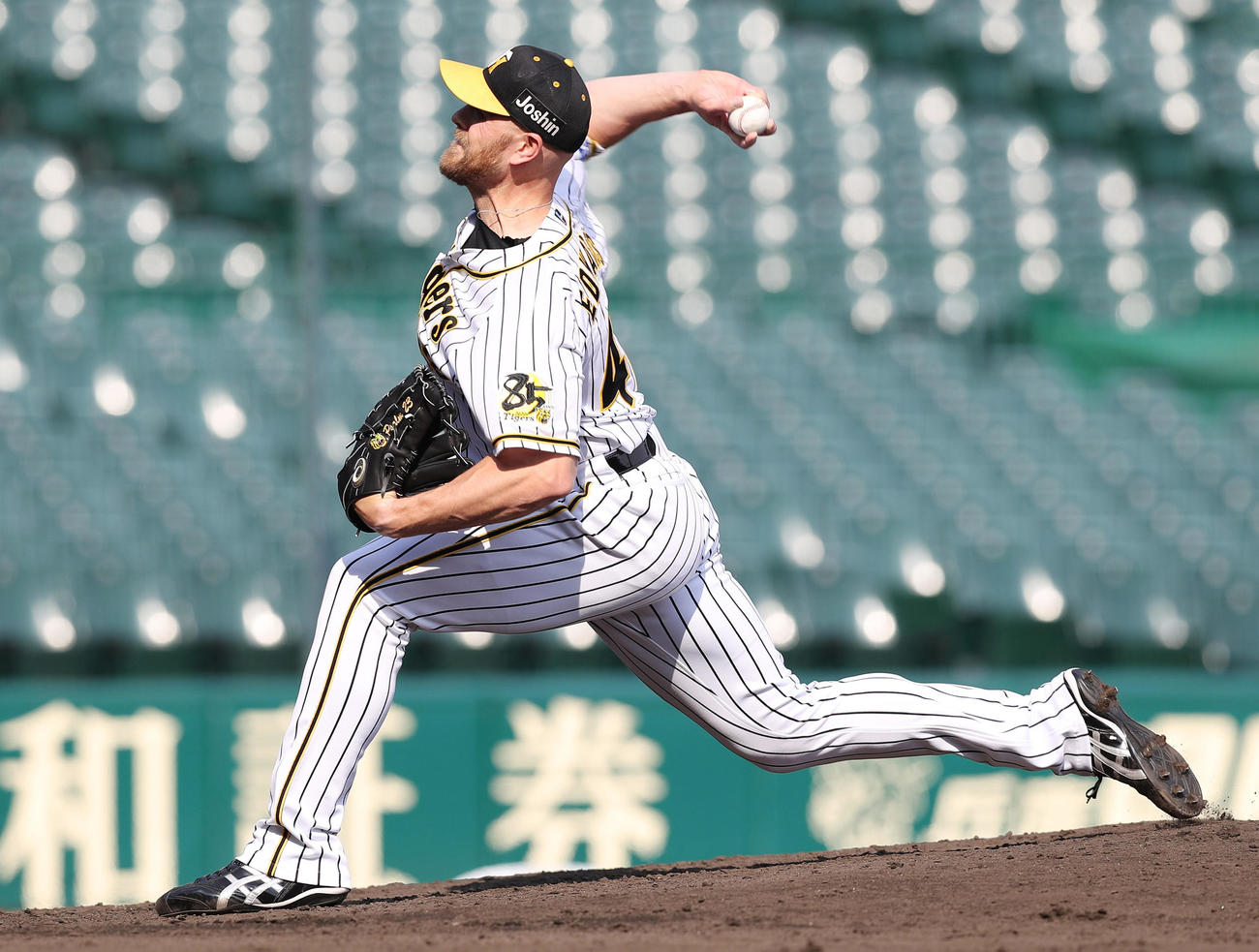 阪神対広島　阪神3番手で登板するエドワーズ（撮影・前田充）