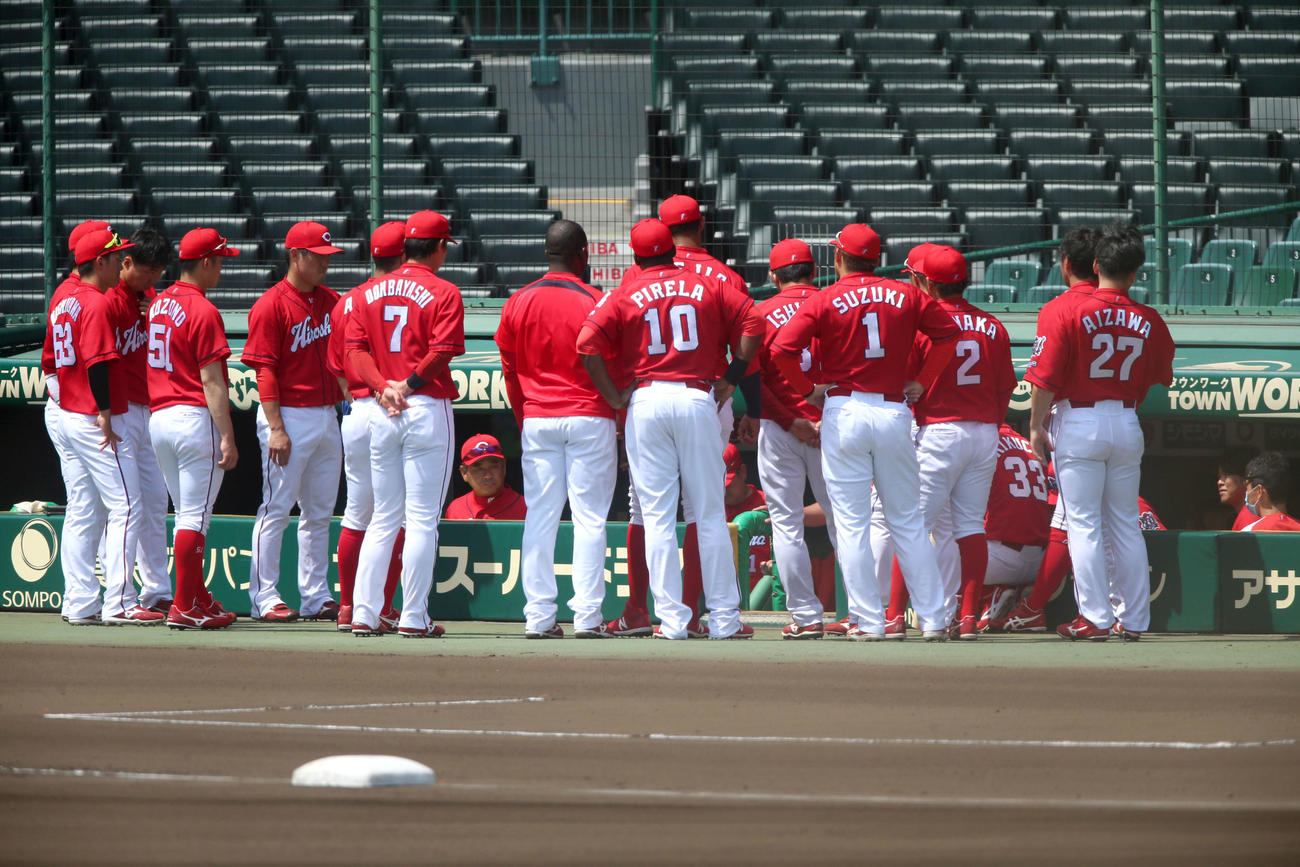 試合前、円陣を組む広島ナイン（撮影・上山淳一）