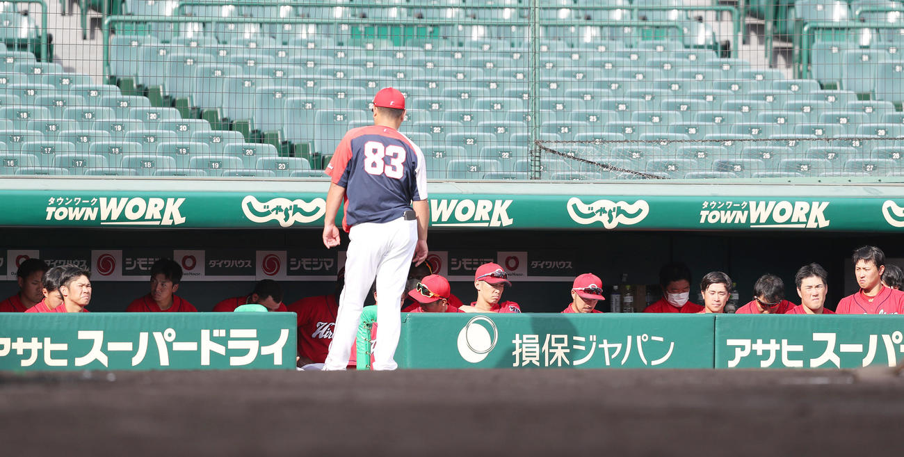 試合後、ベンチで厳しい表情を見せる広島ナイン（撮影・前田充）