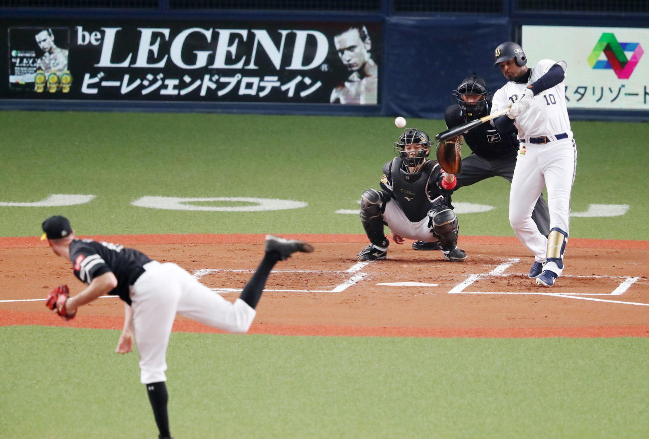 オリックス対ソフトバンク　1回裏オリックス2死二塁、ジョーンズは右前適時打を放つ（撮影・加藤哉）