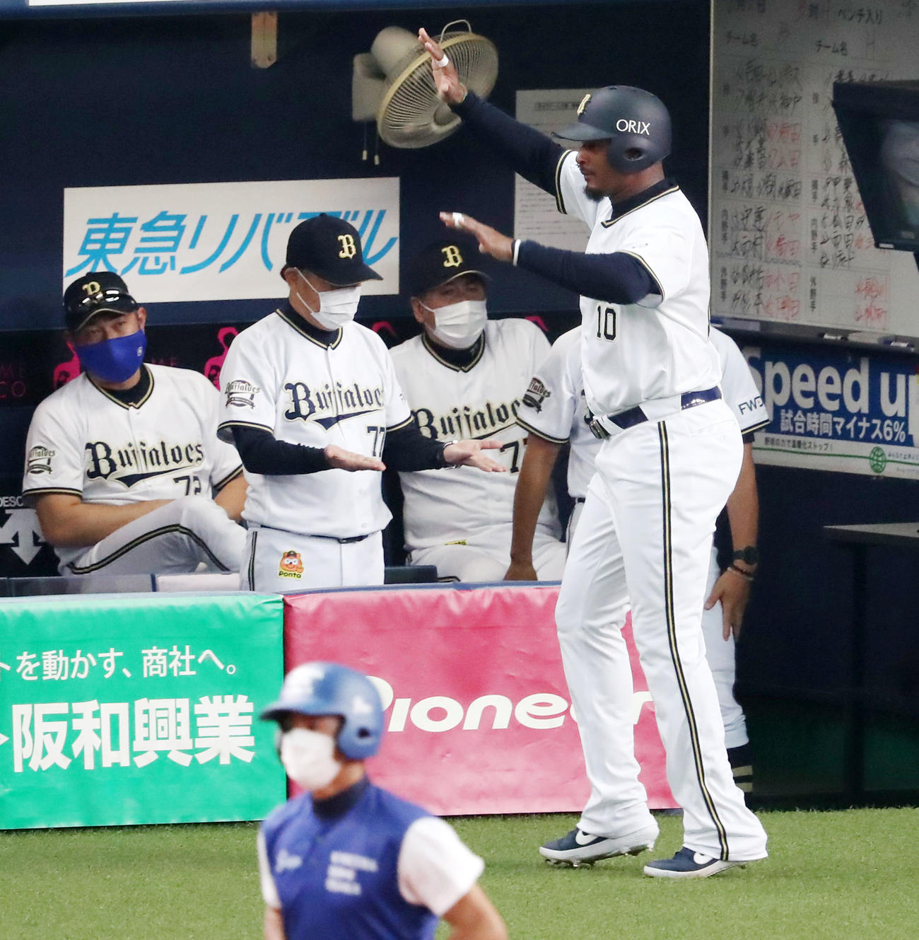 オリックス対ソフトバンク　1回裏オリックス2死一、二塁、二走ジョーンズは大城の右前適時打で生還しベンチ前でナインにエアタッチ、左は西村監督（撮影・加藤哉）