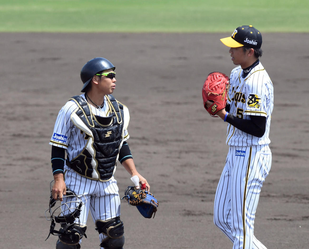 阪神対ソフトバンク　4回、2番手で登板した才木（右）に声を掛ける梅野（代表撮影）