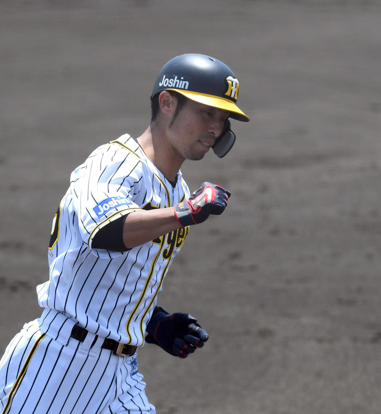 阪神対ソフトバンク　1回阪神1死一塁、江越は左越え先制2点本塁打を放つ（代表撮影）