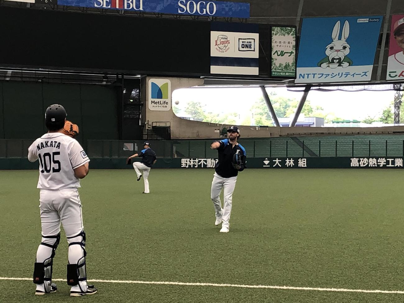 キャッチボールをする西武ニール