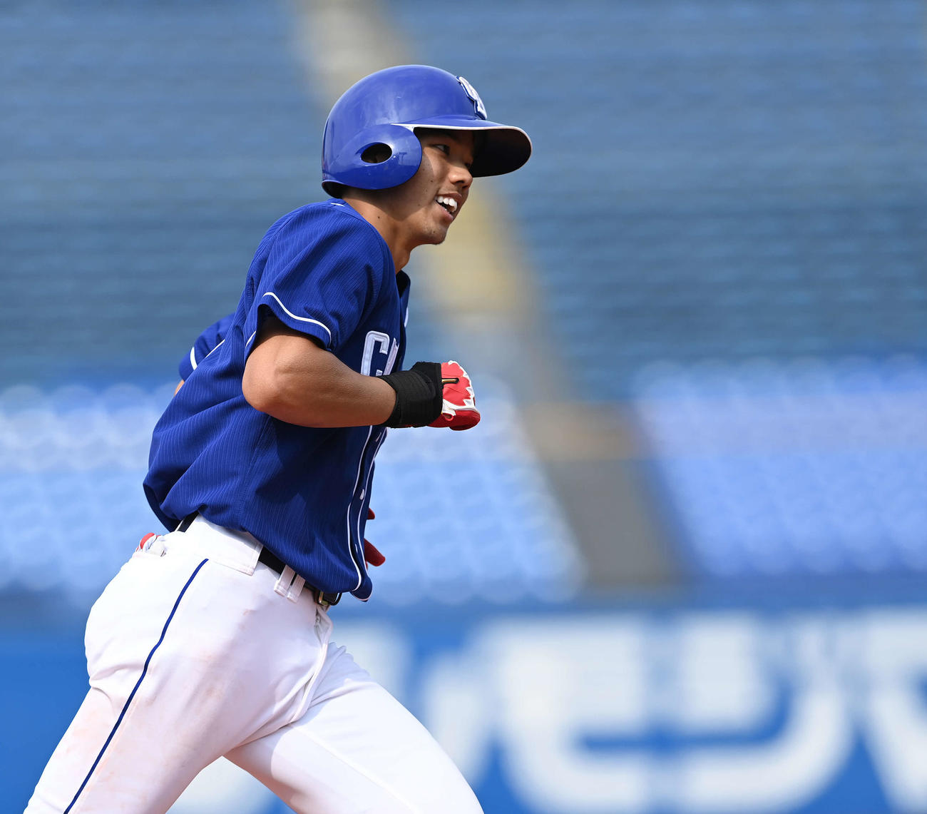 ヤクルト対中日　8回表中日2死、右越えソロ本塁打を放った高松は笑顔でダイヤモンドを回る（撮影・鈴木みどり）