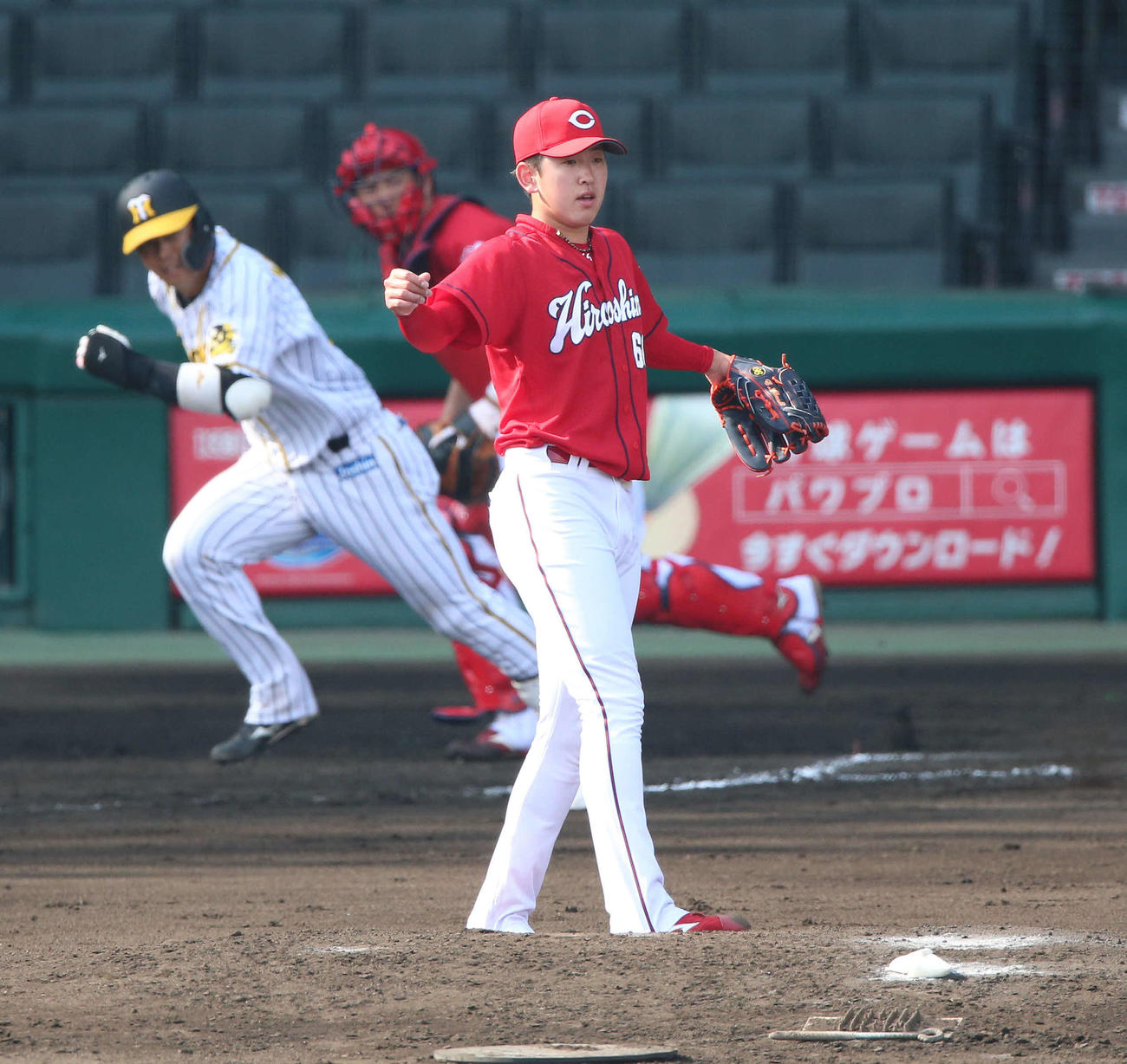 阪神対広島　7回裏阪神1死、遠藤（手前）は代打・原口を遊ゴロに仕留める（撮影・上山淳一）