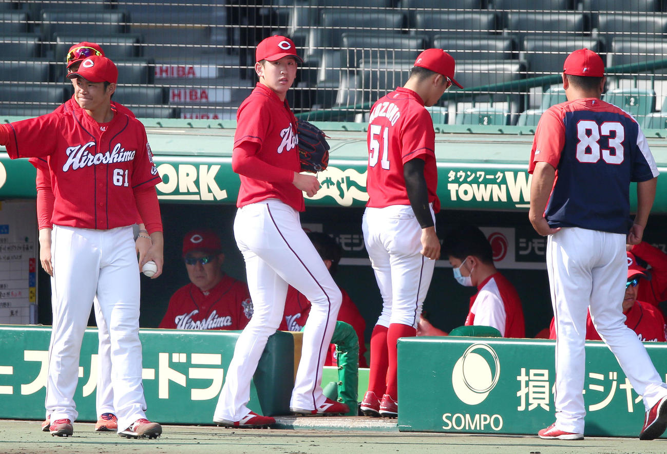 練習試合・阪神対広島　遠藤（左から3人目）は6回表を終え、ベンチに引き揚げる（撮影・上山淳一）