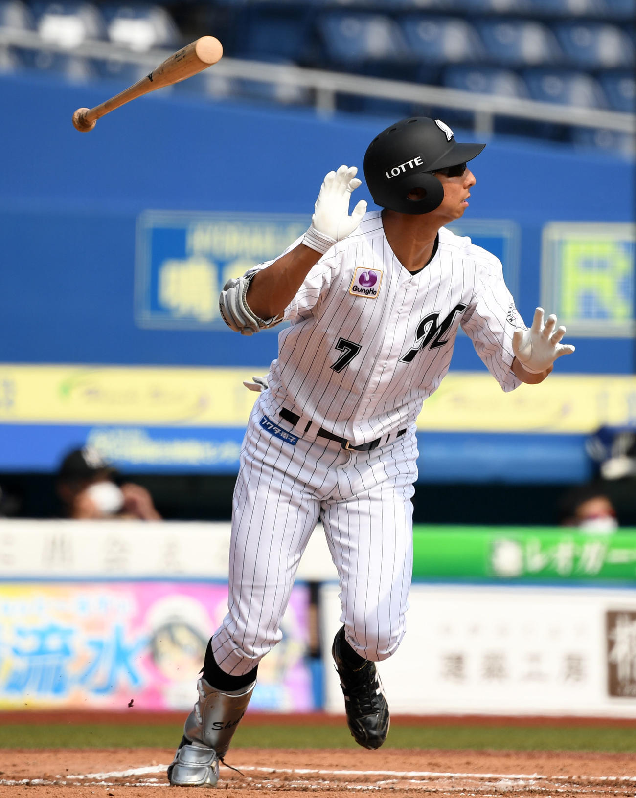 ロッテ対日本ハム　6回裏ロッテ無死、左中間へ本塁打を放つ福田秀（撮影・横山健太）