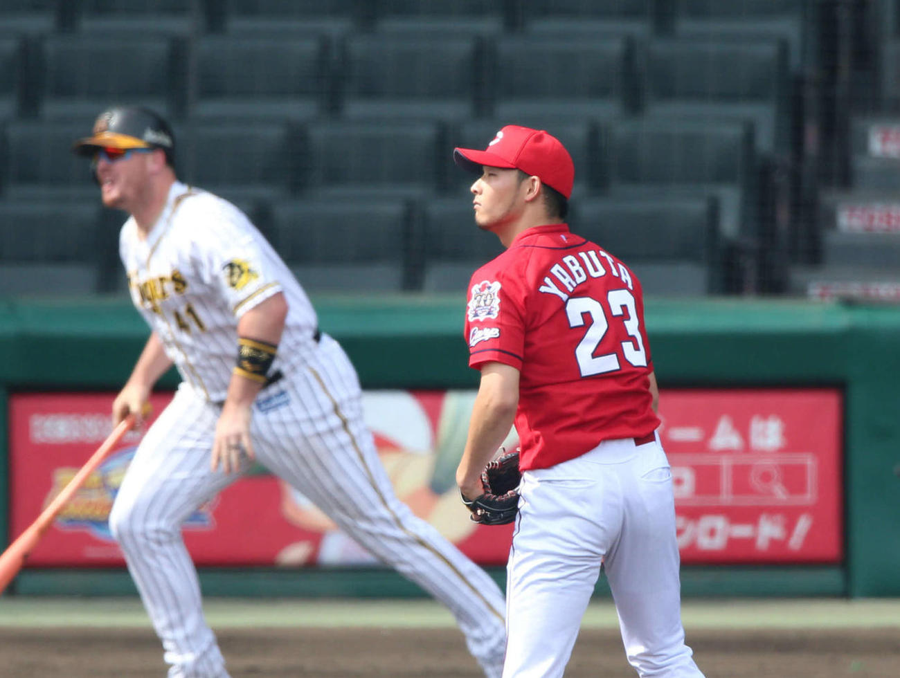 阪神対広島　3回裏阪神無死一塁、薮田（手前）はボーアに右越え2点本塁打を浴びる（撮影・上山淳一）