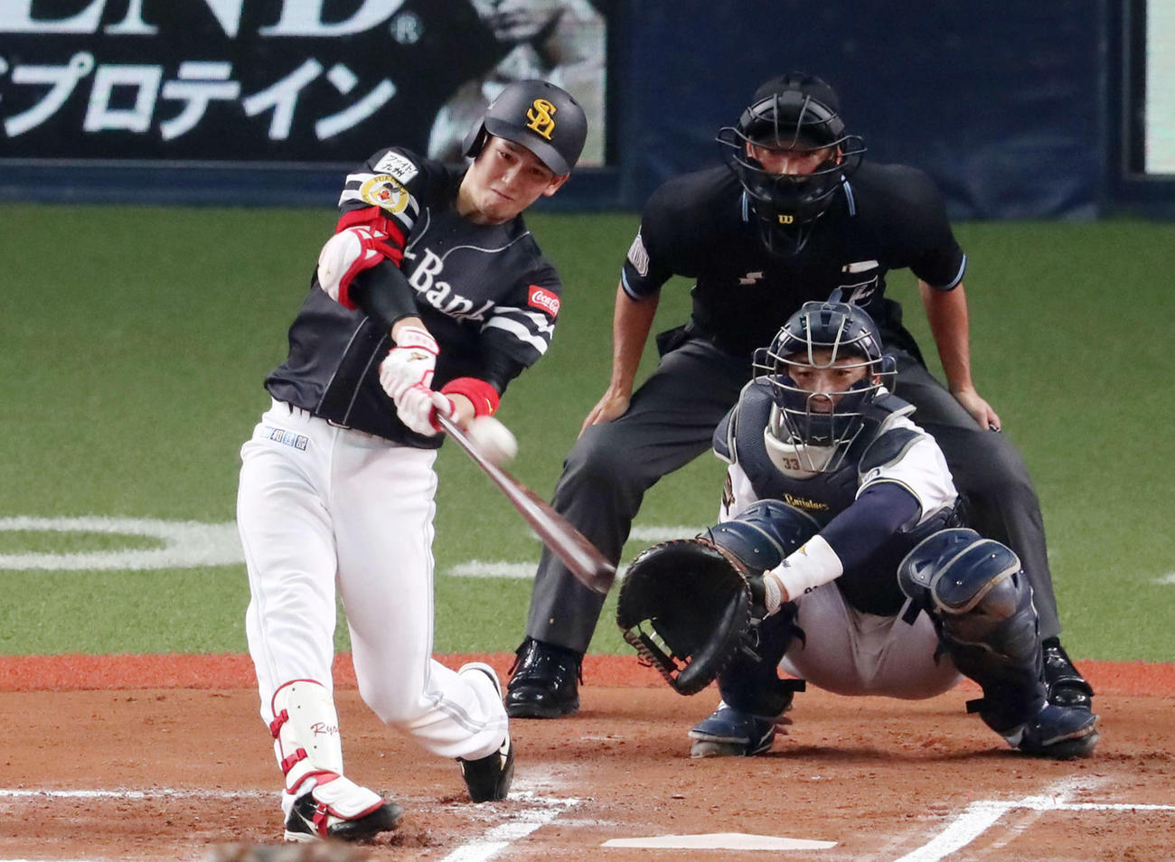 オリックス対ソフトバンク　6回表ソフトバンク1死、栗原は右越え勝ち越し本塁打を放つ（撮影・加藤哉）