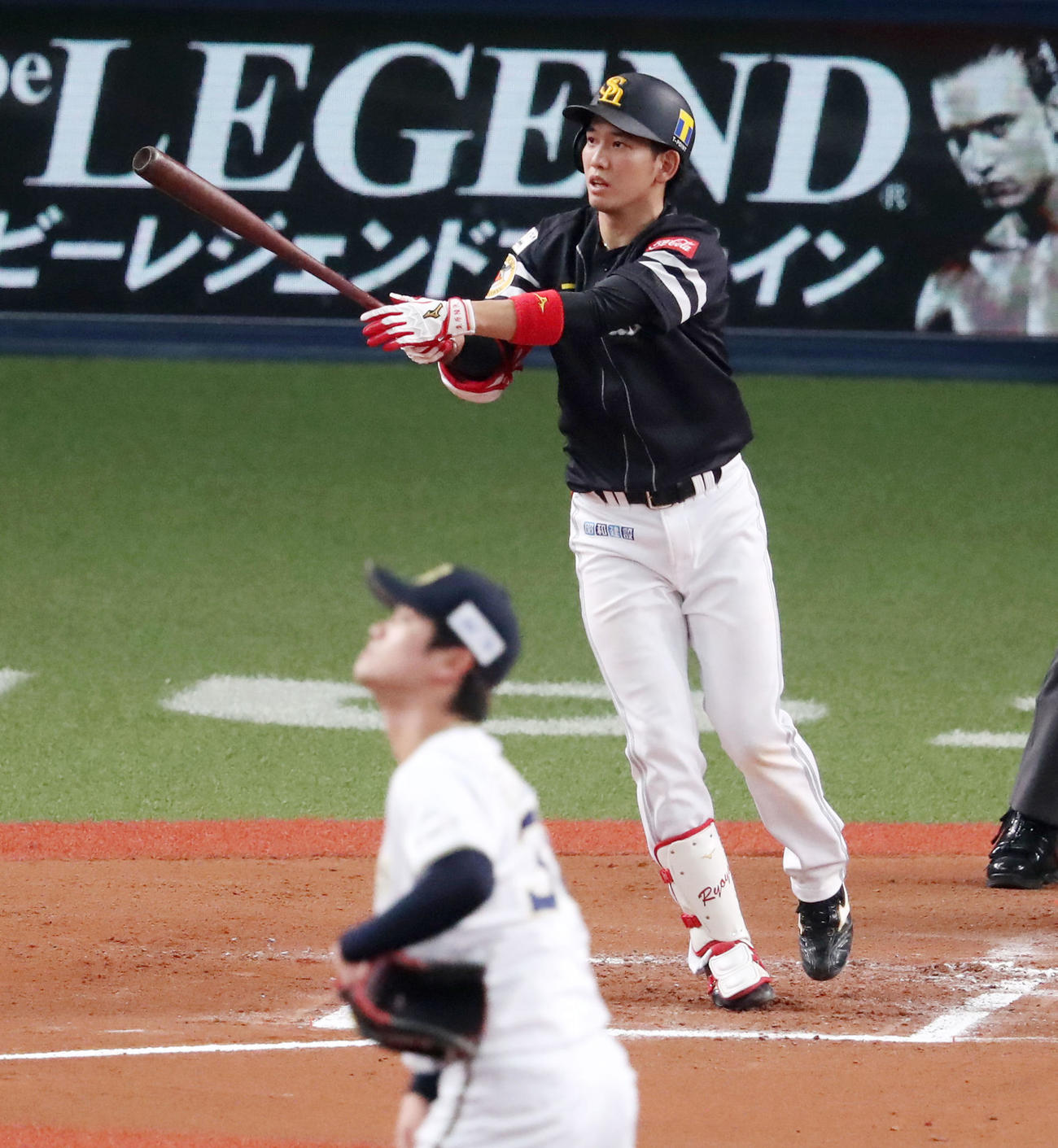 オリックス対ソフトバンク　6回表ソフトバンク1死、栗原は右越え本塁打を放つ（撮影・加藤哉）