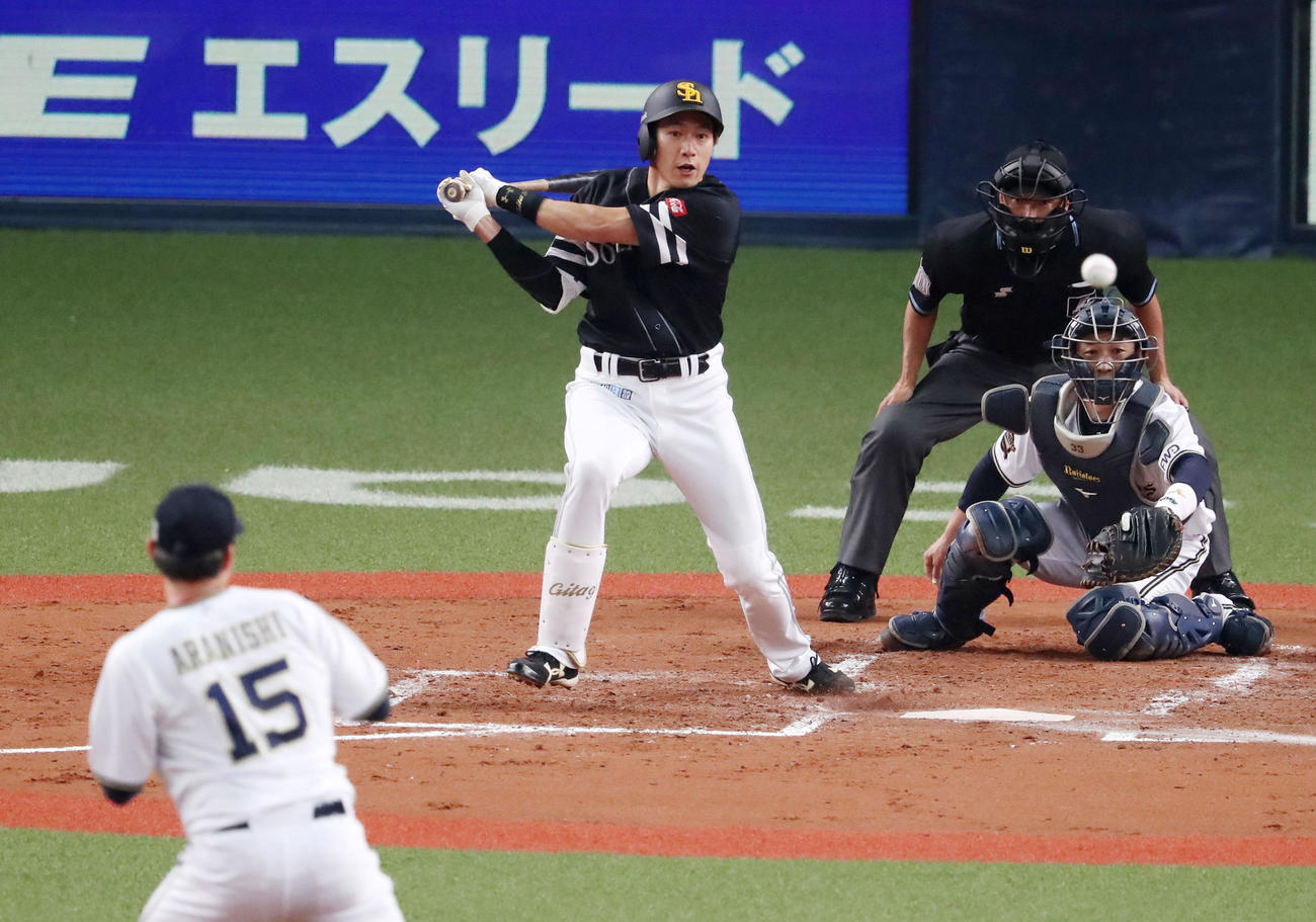 オリックス対ソフトバンク　3回表ソフトバンク1死三塁、柳田は中前適時打を放つ（撮影・加藤哉）