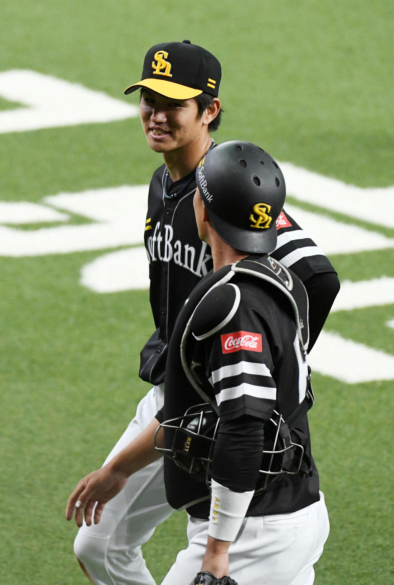6回裏オリックス攻撃終了、高橋礼は九鬼（手前）と笑顔でベンチに戻る（撮影・前岡正明）