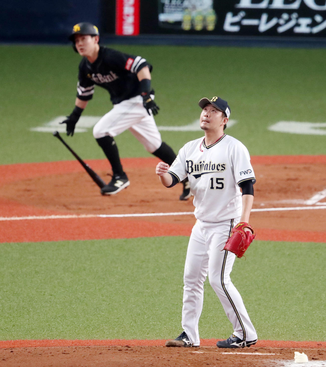 オリックス対ソフトバンク　3回表ソフトバンク無死二塁、荒西は牧原に右中間へ適時二塁打を打たれ失点する（撮影・加藤哉）