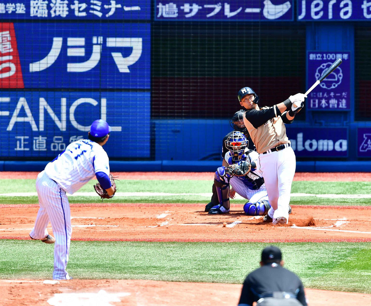DeNA対日本ハム　1回表日本ハム1死一、三塁、中田は先制の左犠飛を放つ。左はDeNA先発の今永（撮影・小沢裕）