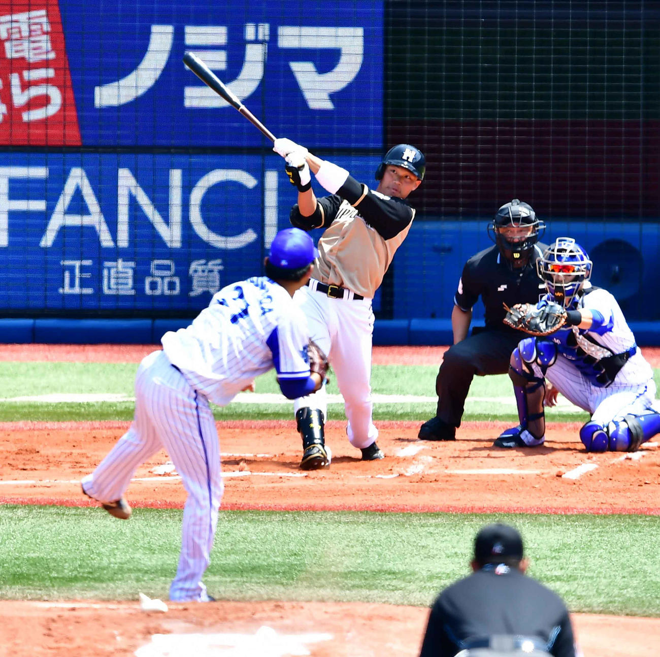 DeNA対日本ハム　1回表日本ハム2死一塁、王柏融はDeNA先発の今永昇太（左）から右越えに2点本塁打を放つ（撮影・小沢裕）