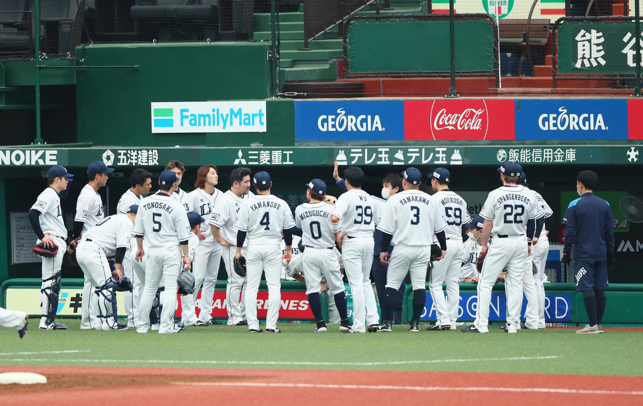 西武対中日　試合前円陣を組む西武ナイン（撮影・足立雅史）