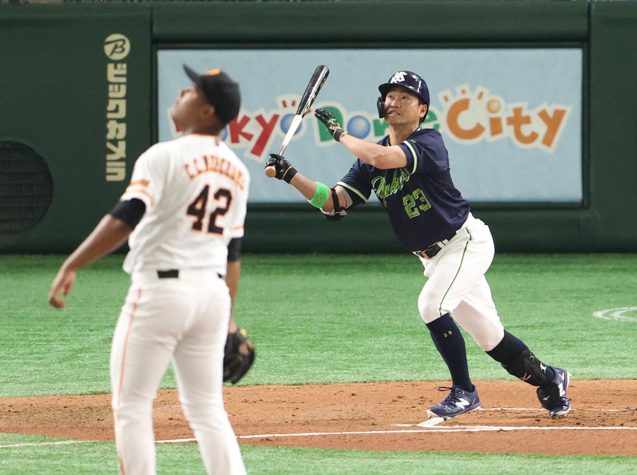 巨人対ヤクルト　1回表ヤクルト2死、先制の右越え本塁打を放つ青木。投手メルセデス（撮影・河野匠）