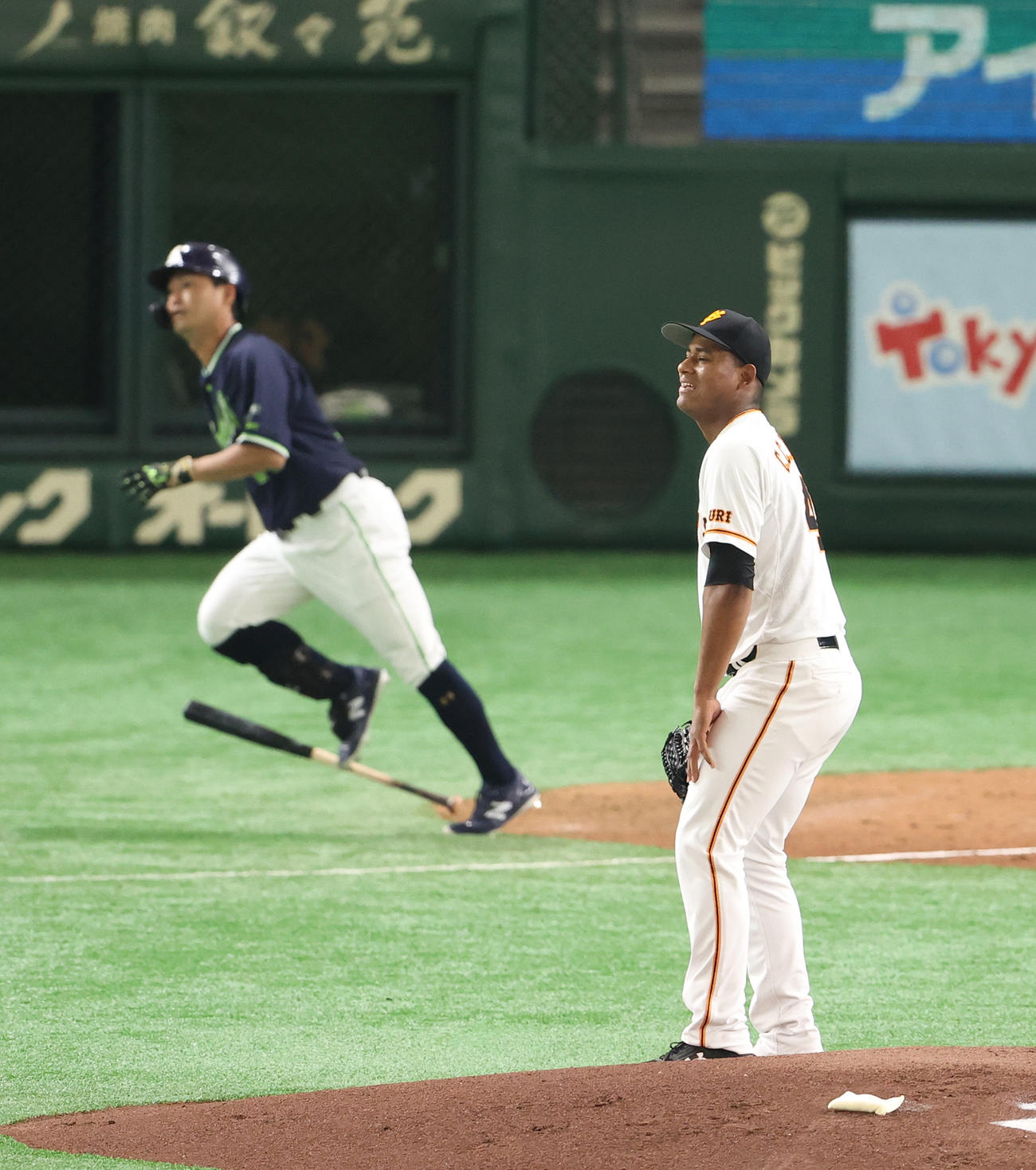 巨人対ヤクルト　1回表ヤクルト2死、青木（後方）に先制の右越え本塁打を浴び、悔しがるメルセデス（撮影・河野匠）