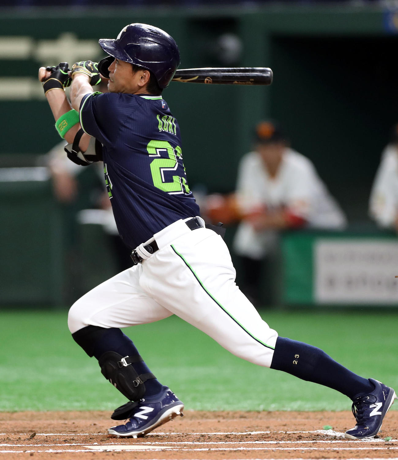 練習試合巨人対ヤクルト　1回表ヤクルト2死、先制ソロ本塁打を放つ青木（撮影・狩俣裕三）
