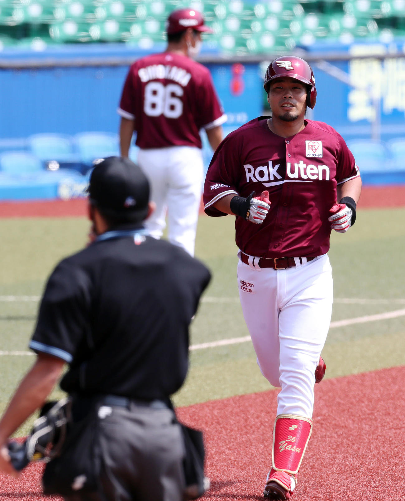 ロッテ対楽天　4回表楽天1死、勝ち越しの右越えソロ本塁打を放ち笑みを浮かべながら本塁へ向かう内田（撮影・垰建太）