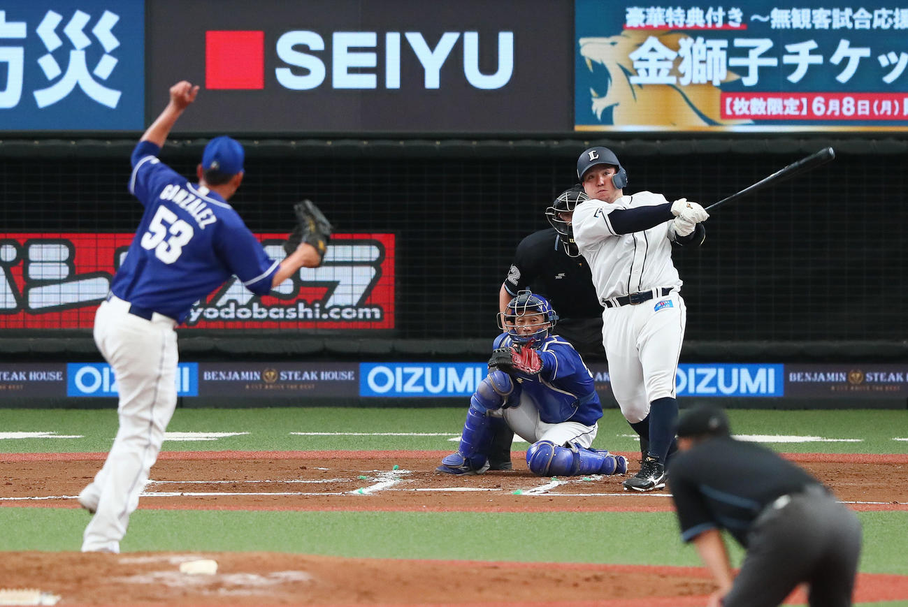 西武対中日　6回裏西武無死一塁、左越え2点本塁打を放つ山川。投手ゴンサレス（撮影・足立雅史）