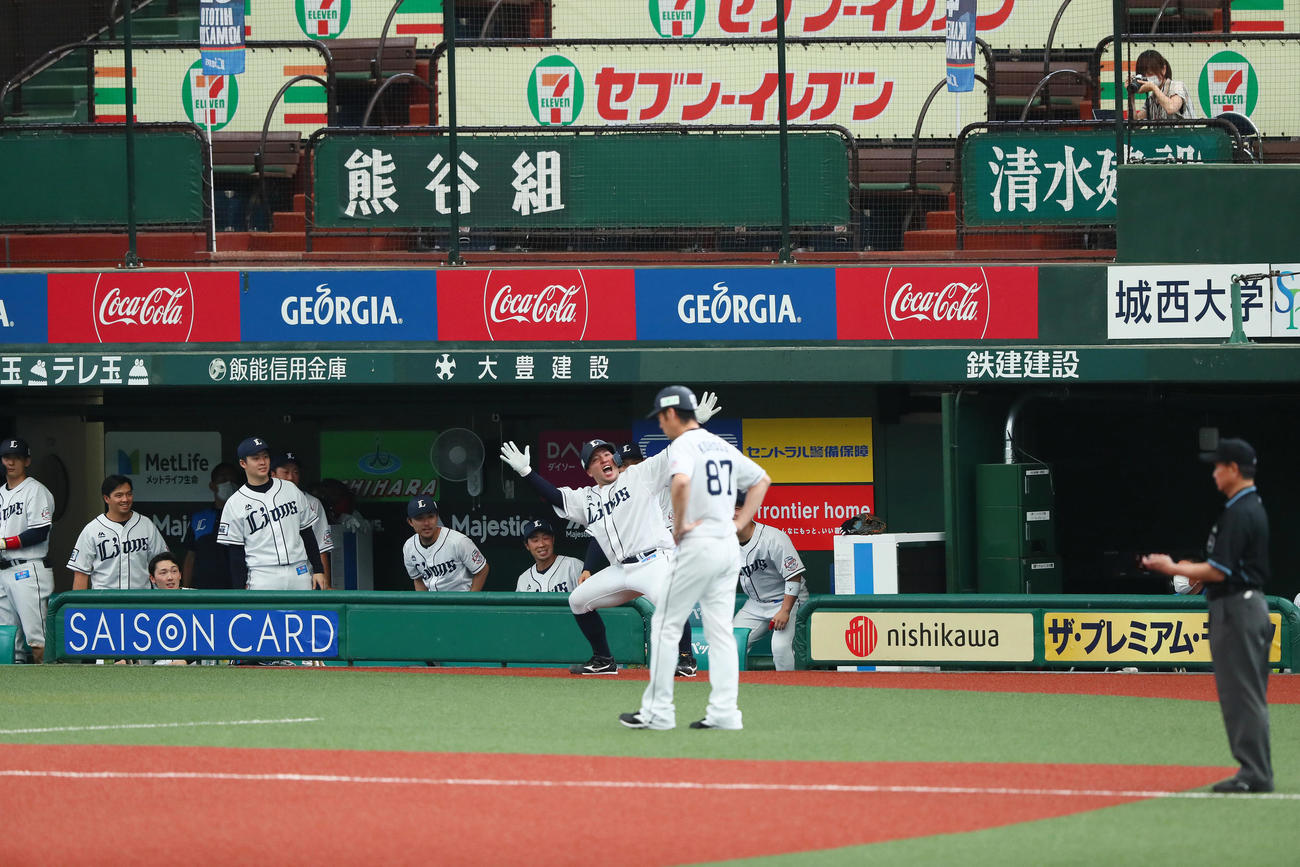 西武対中日　6回裏西武無死一塁、左越え2点本塁打を放ち「どすこいポーズ」を決める山川（撮影・足立雅史）