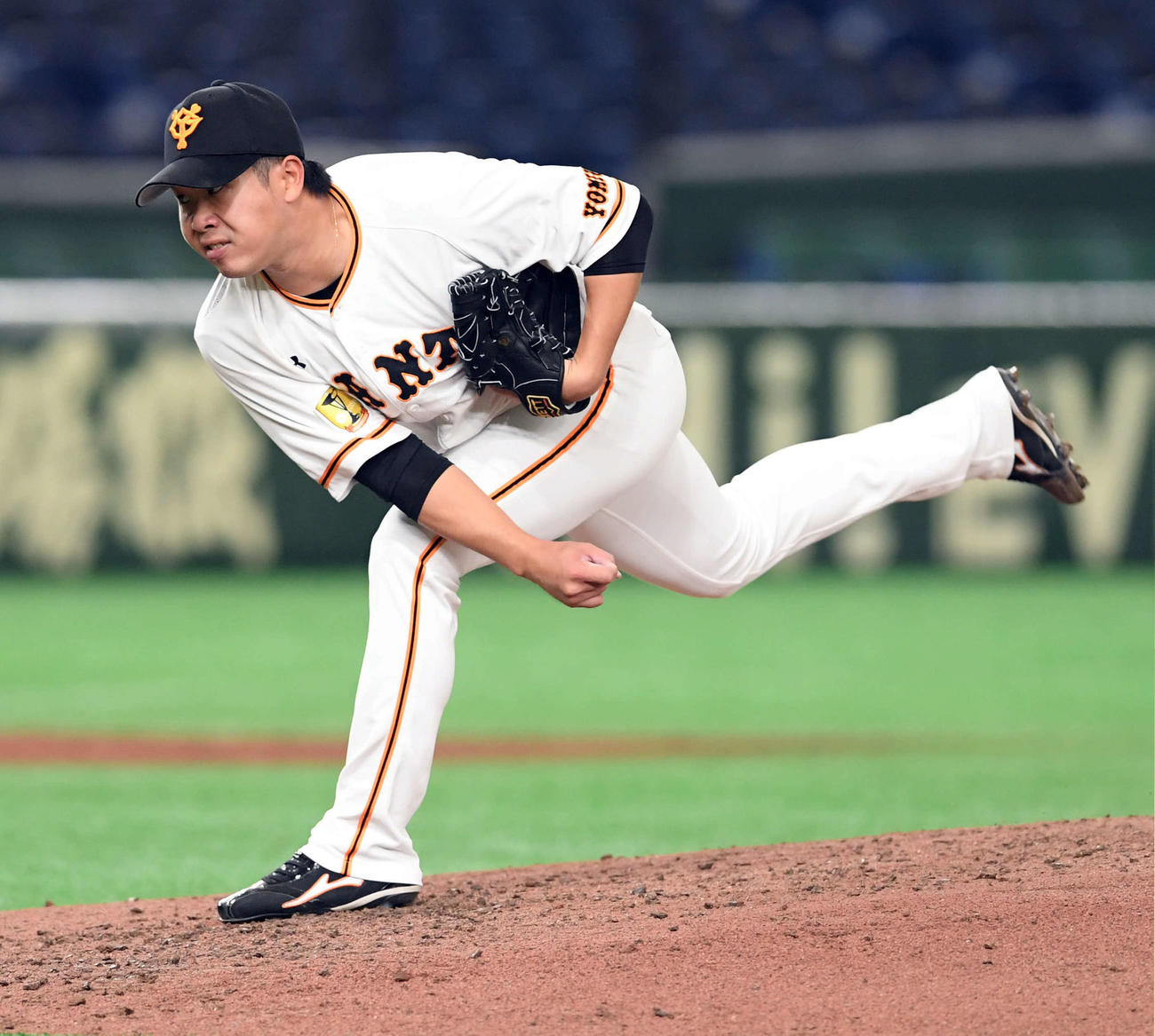 巨人対ヤクルト　5回からマウンドに上がった巨人鍬原（撮影・たえ見朱実）