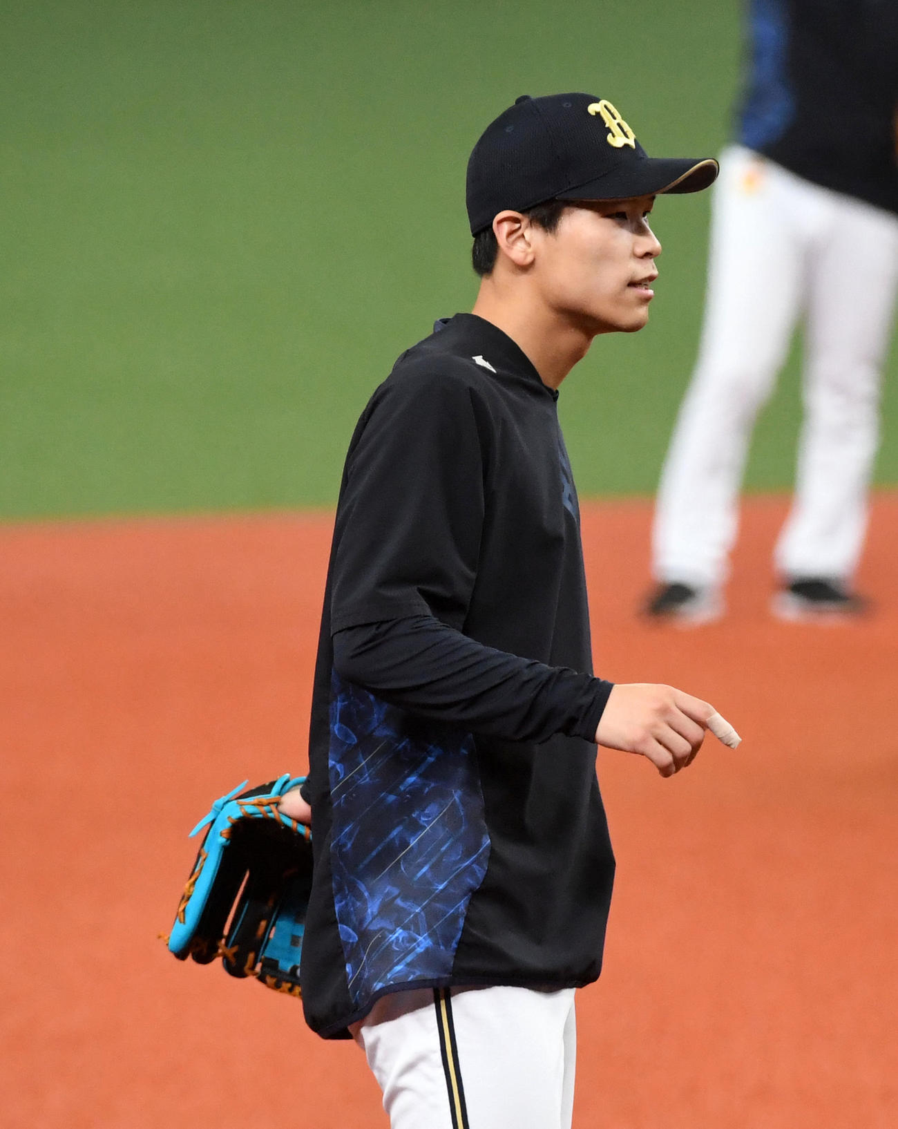 オリックス対ソフトバンク　右手ひとさし指にテーピングをして練習を行う中川（撮影・前岡正明）