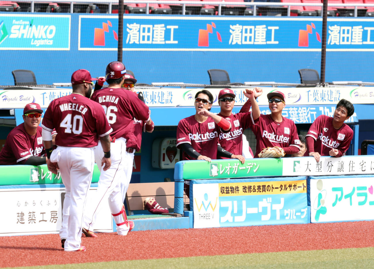ロッテ対楽天　4回表楽天1死、勝ち越しの右越えソロ本塁打を放った内田（左から3人目）をひじを突き出し出迎える楽天の選手たち（撮影・垰建太）