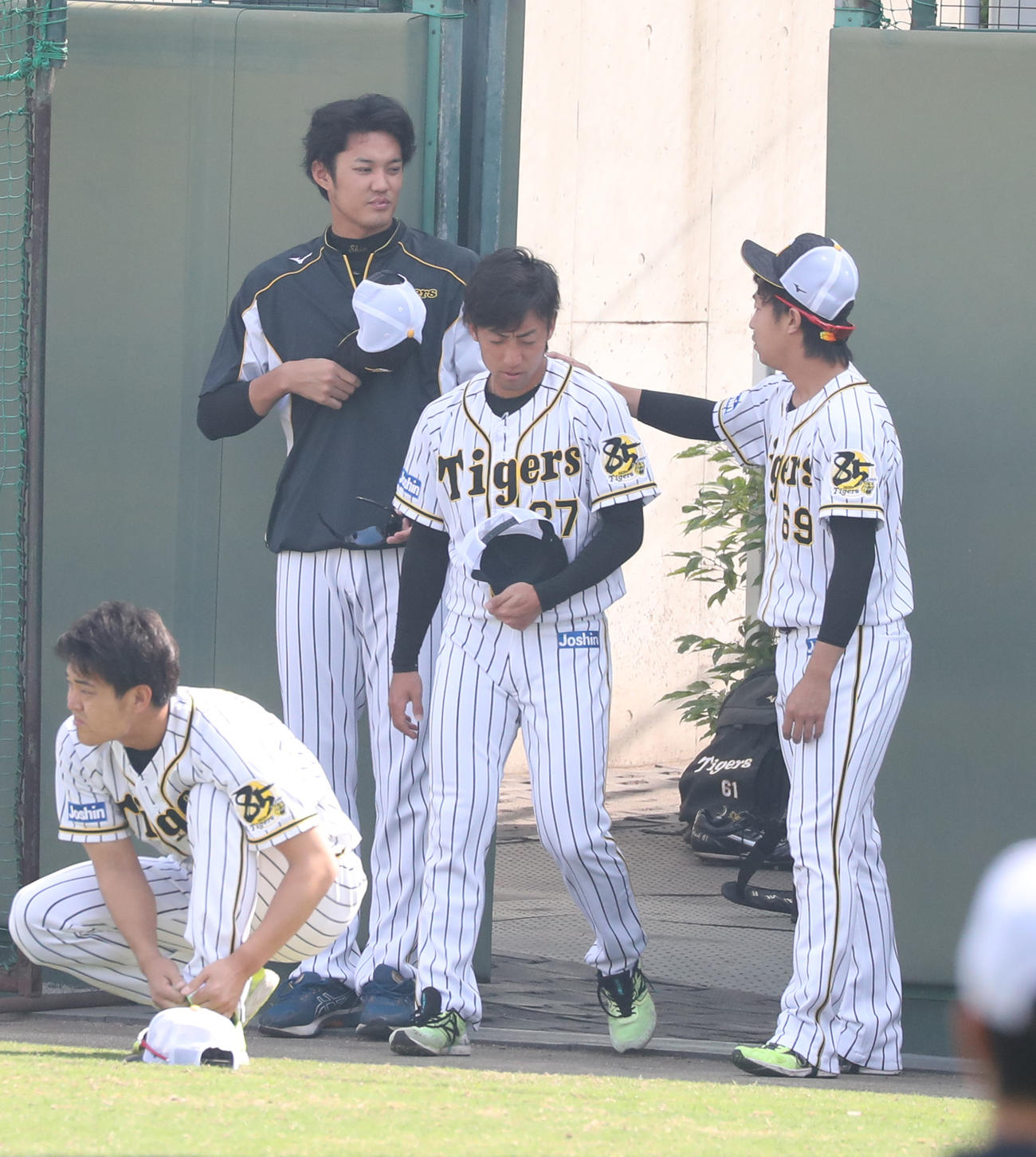 試合前グラウンドに入り島本（右）と談笑する藤浪（代表撮影）