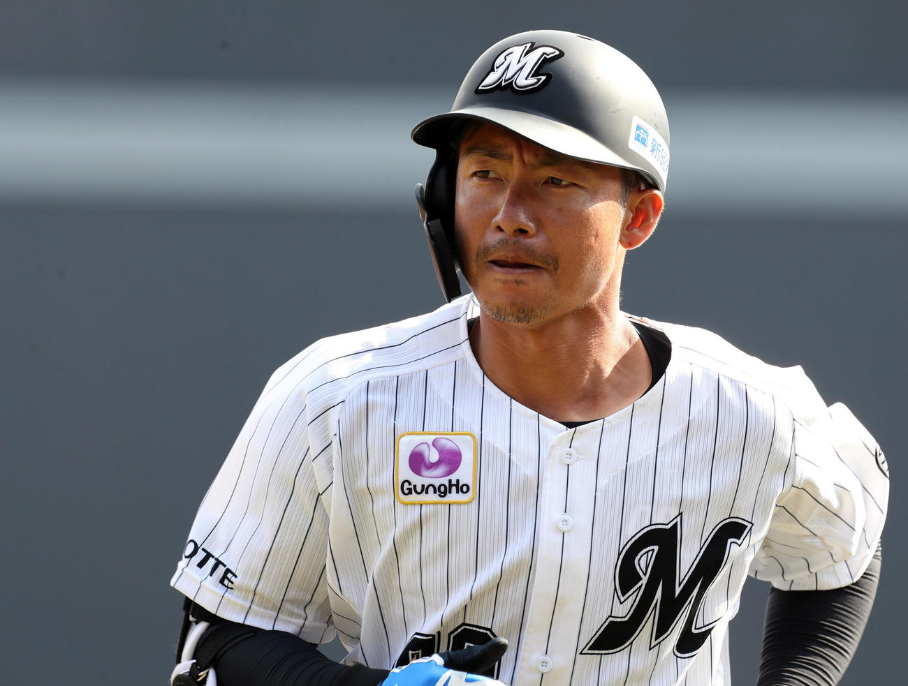 ロッテ対楽天　8回裏ロッテ1死一塁、三ゴロ併殺に倒れ厳しい表情で引き揚げる鳥谷（撮影・垰建太）