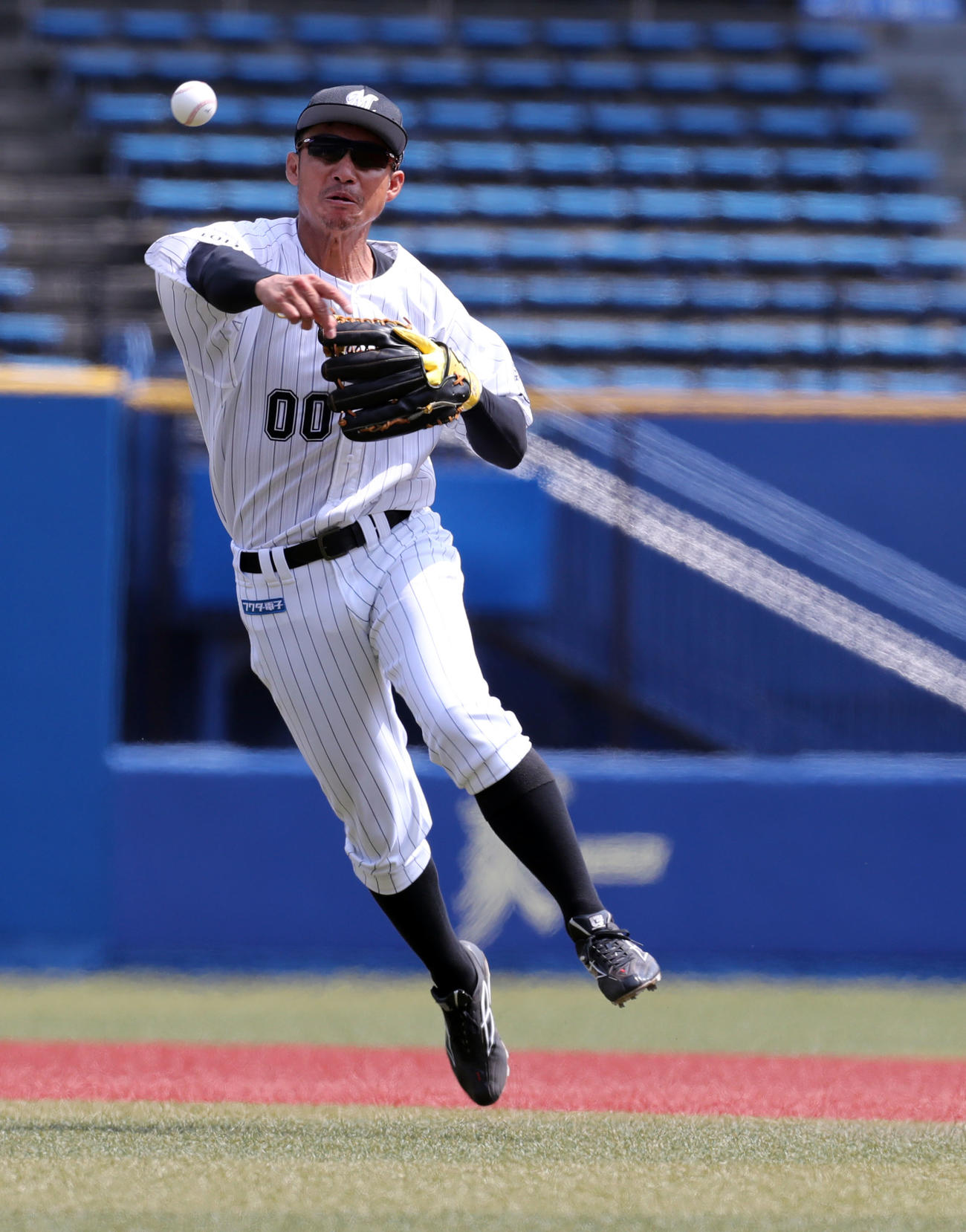 4回表楽天1死、太田の遊ゴロをさばく鳥谷（撮影・垰建太）