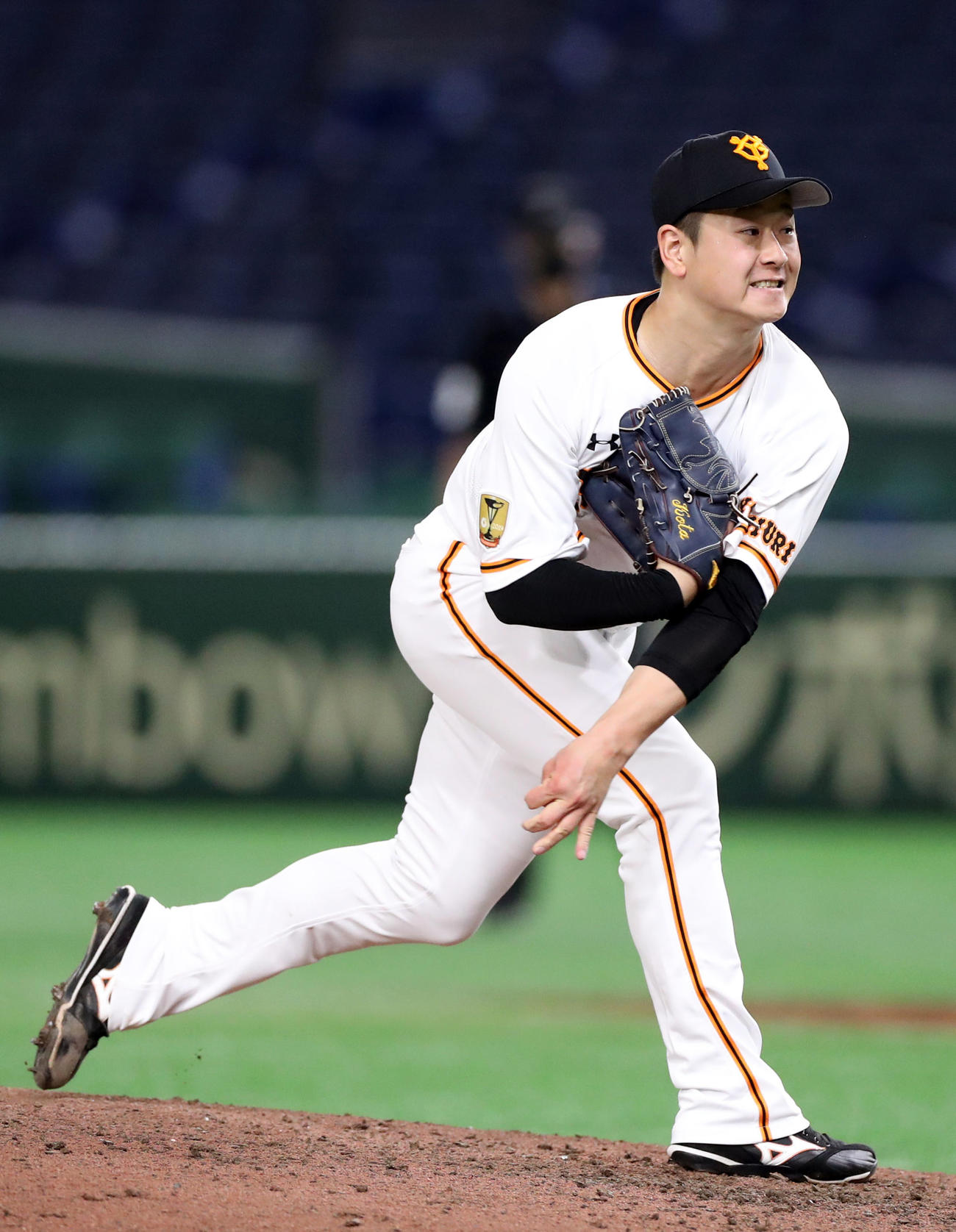 練習試合巨人対ヤクルト　8回表から登板する中川（撮影・狩俣裕三）