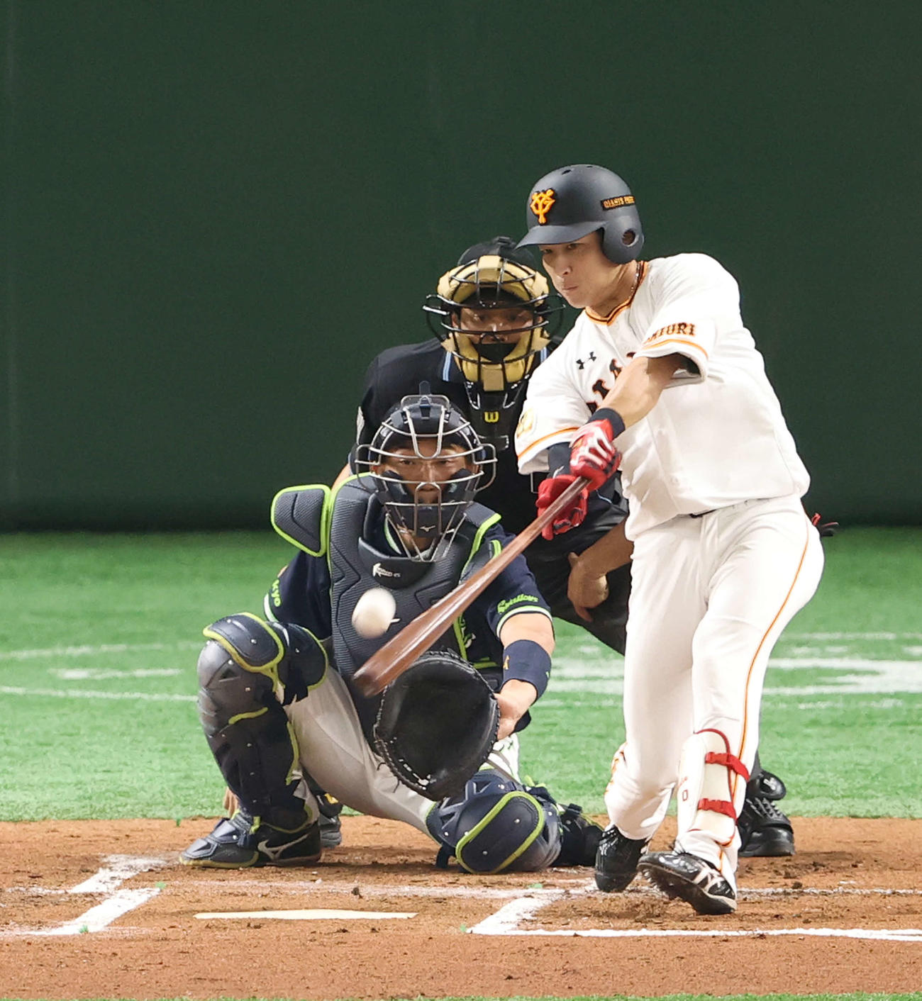 巨人対ヤクルト　1回裏巨人1死、左越え二塁打を放つ増田大（撮影・河野匠）