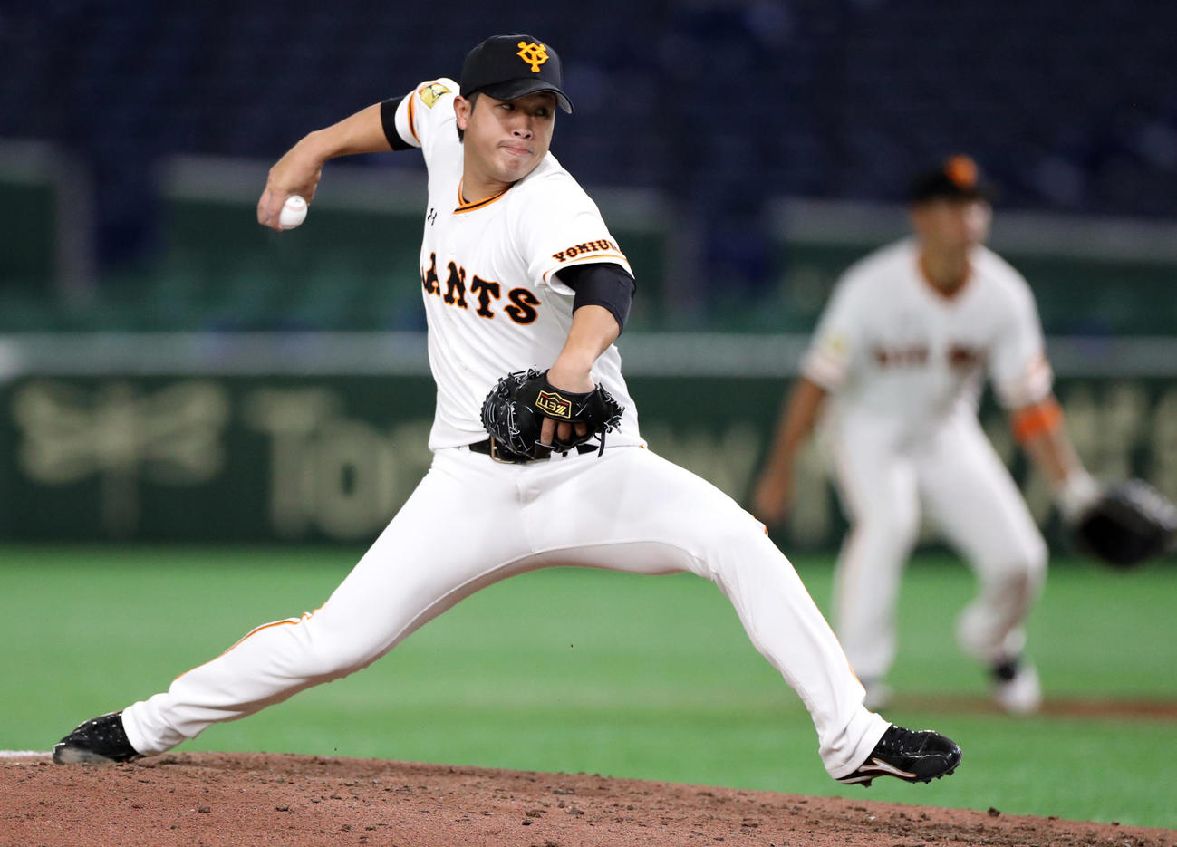 練習試合巨人対ヤクルト　5回表から登板する鍬原（撮影・狩俣裕三）