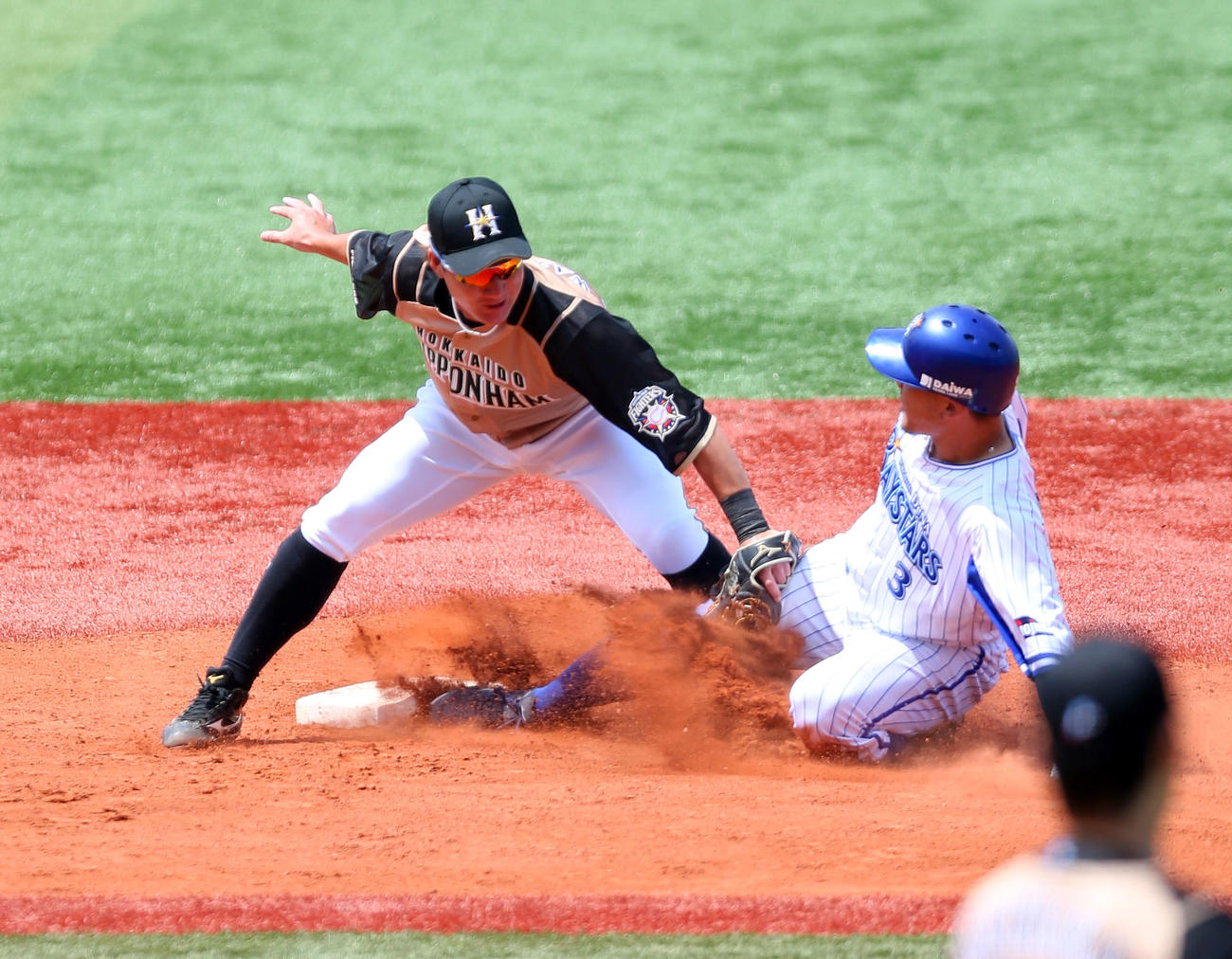 DeNA対日本ハム　1回裏DeNA1死一塁、二塁盗塁する梶谷（右）（撮影・大野祥一）
