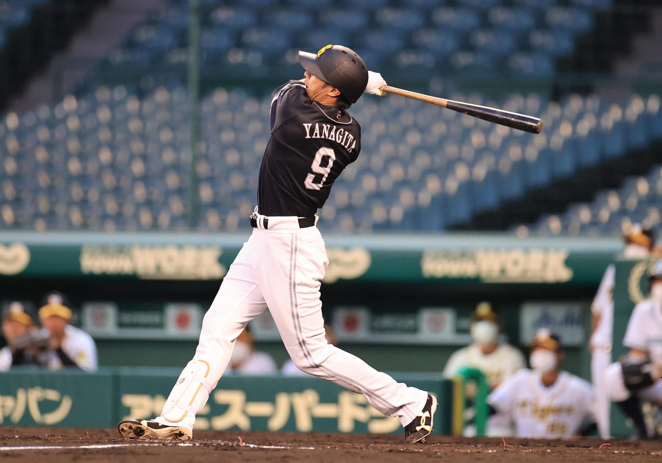 4回表ソフトバンク無死、右中間へ同点本塁打を放つ柳田悠岐（撮影・清水貴仁）