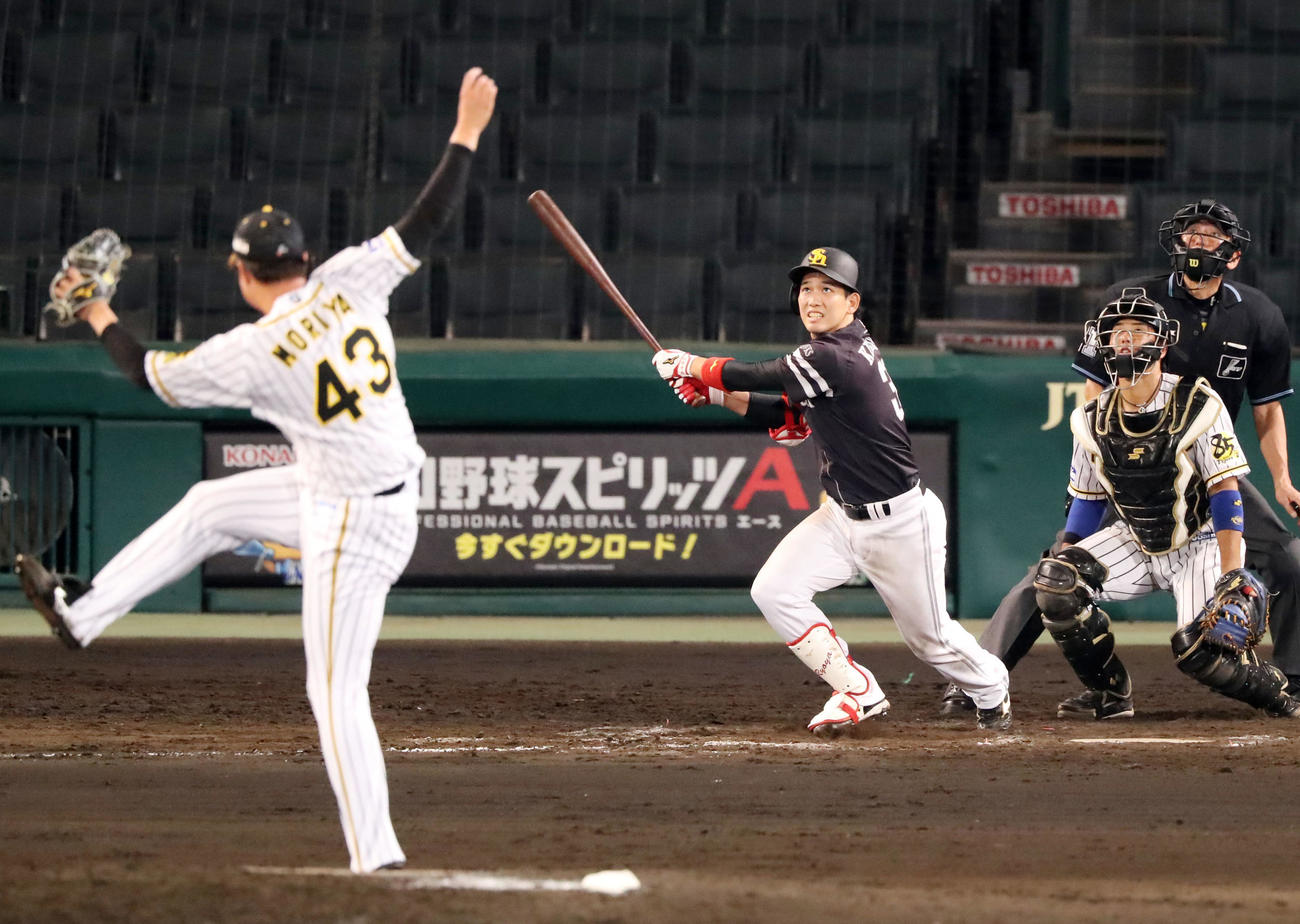 8回表ソフトバンク1死一塁、栗原は中越え適時二塁打を放つ（撮影・加藤哉）