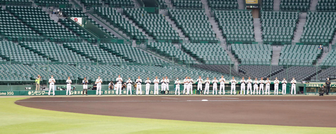 阪神対ソフトバンク　試合前に両軍ナインがグラウンドに整列し医療従事者へ拍手を送るフライデーオベーションが行われた（撮影・加藤哉）