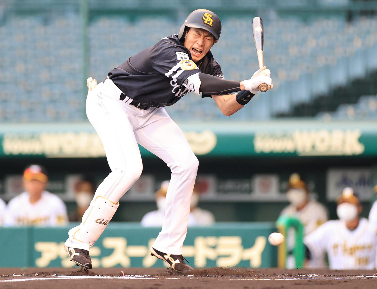 阪神対ソフトバンク　1回表ソフトバンク2死、阪神西勇輝に厳しく内角をつかれる柳田（撮影・清水貴仁）