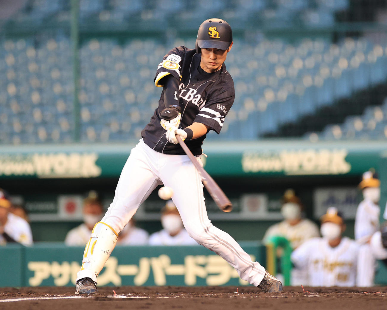 3回表ソフトバンク2死二塁、中前へ先制適時打を放つ上林誠知（撮影・清水貴仁）