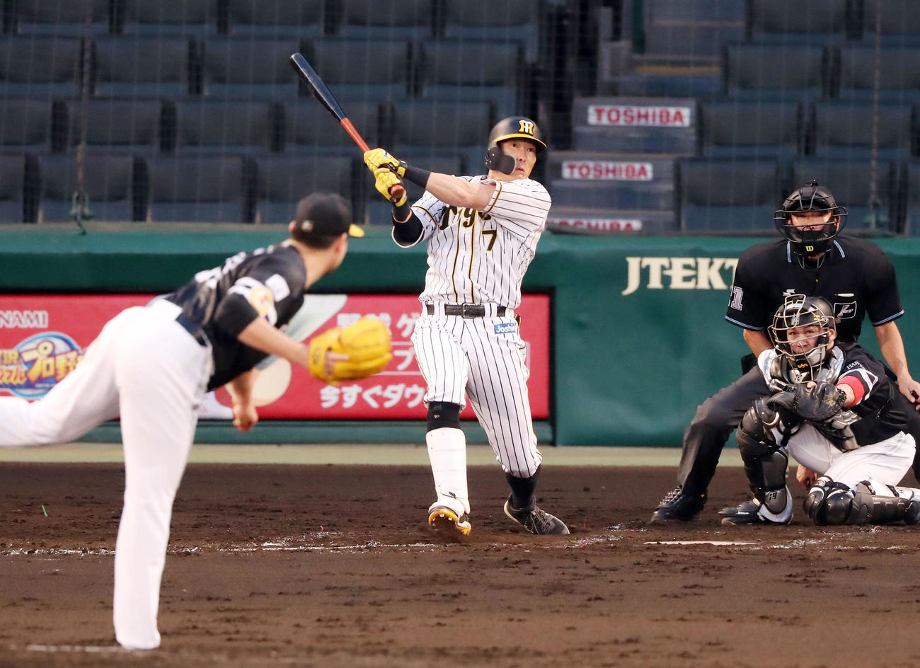 3回裏阪神2死二塁、糸井は左越え2点本塁打を放つ（撮影・加藤哉）