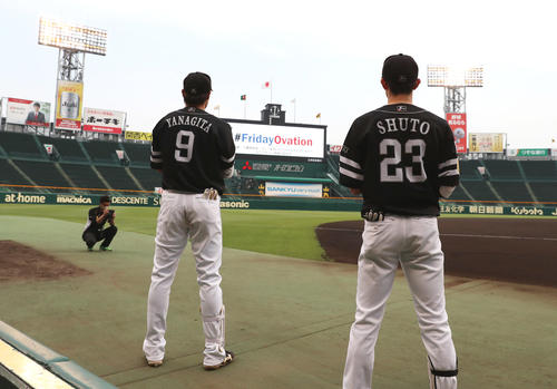 練習試合阪神対ソフトバンク 試合前、フライデーオベーションで医療従事者に拍手を送る両チームの選手たち(撮影・清水貴仁)