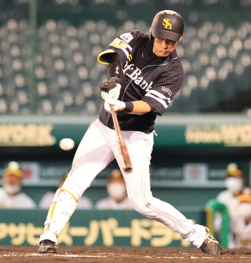 7回表ソフトバンク1死三塁、上林は右前勝ち越し適時打を放つ(撮影・清水貴仁)